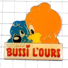 ピンバッジ・熊と犬のぬいぐるみ青とオレンジ色 BUSSY-L-OURS FRANCE ピンバッジ・熊と犬のぬいぐるみ青とオレンジ色 BUSSY-L-OURS FRANCE