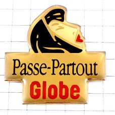 ピンバッジ・黒いスカーフ赤い唇の女の子 GLOBE MAGAZINE FRANCE ピンバッジ・黒いスカーフ赤い唇の女の子 GLOBE MAGAZINE FRANCE