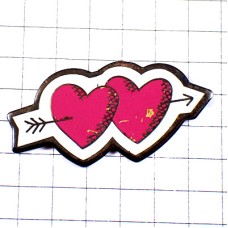 ピンバッジ・射抜かれたピンク色のハート２つ矢 HEART ARROW FRANCE