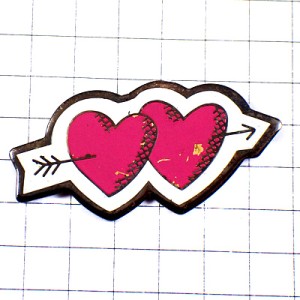 ピンバッジ・射抜かれたピンク色のハート２つ矢