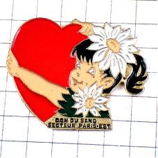 ピンバッジ・真っ赤なハートを抱えた女の子白い花 DON-DU-SANG PARIS-EST PARIS FRANCE