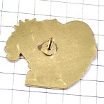 ピンバッジ・真っ赤なハートを抱えた女の子白い花