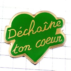 ピンバッジ・ハートを解き放てグリーン緑色 DECHAINE-TON-COEUR SECOURS-CATHOLIQUE FRANCE