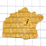 ピンバッジ・救急車とフランス青い地図型ブルー