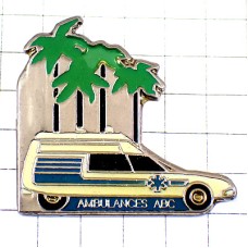 ピンバッジ・青いマークの救急車ヤシの木々