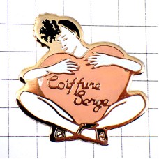 ピンバッジ・セルジュ美容師ピンク色のハートを抱える女の子ハイヒール黒い靴 COIFFURE-SERGE COLOMBINE HAIRDRESSER FRANCE