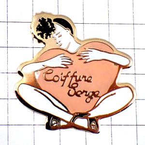 ピンバッジ・セルジュ美容師ピンク色のハートを抱える女の子ハイヒール黒い靴