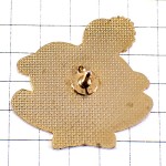 ピンバッジ・セルジュ美容師ピンク色のハートを抱える女の子ハイヒール黒い靴