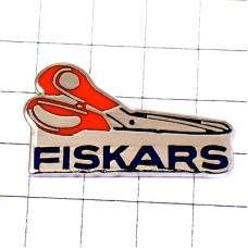 ピンバッジ・赤い柄のハサミ道具 FISKARS SCISSORS ピンバッジ・赤い柄のハサミ道具 FISKARS SCISSORS