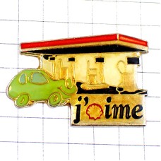 ピンバッジ・ガソリンスタンドに入る緑の車シェル石油 SHELL ENGLAND