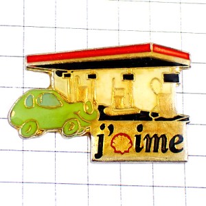 ピンバッジ・ガソリンスタンドに入る緑の車シェル石油 SHELL ENGLAND