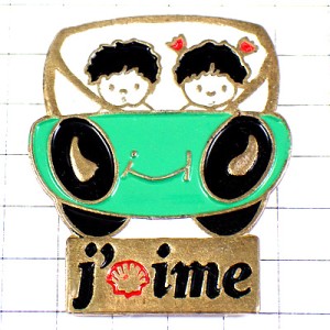 ピンバッジ・ドライブする二人カップル緑色の車シェル石油 SHELL ENGLAND