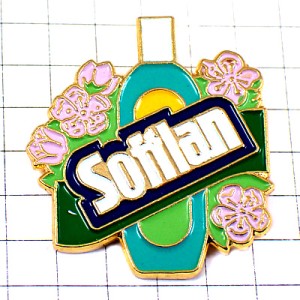 ピンバッジ・掃除の洗剤ボトル容器と花々