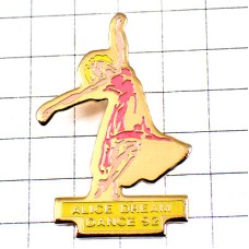 ピンバッジ・ピンク色ドレスの女の子ダンス踊り ピンバッジ・ピンク色ドレスの女の子ダンス踊り