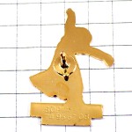 ピンバッジ・ピンク色ドレスの女の子ダンス踊り