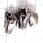 ピンバッジ・馬２頭シルバー銀色