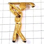 ピンバッジ・ゴルファークラブを振り回す金色ゴールド