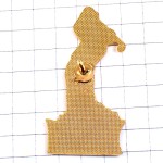 ピンバッジ・ゴルファー選手クラブを振り回すゴルフ場グリーン