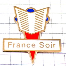 ピンバッジ・新聞フランスソワール紙を読む FRANCE-SOIR FRANCE ピンバッジ・新聞フランスソワール紙を読む FRANCE-SOIR FRANCE