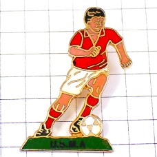 ピンバッジ・サッカー選手ボール球ユニフォーム赤 USMA SOCCER FRANCE ピンバッジ・サッカー選手ボール球ユニフォーム赤 USMA SOCCER FRANCE