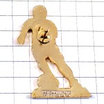 ピンバッジ・サッカー選手ボール球ユニフォーム赤
