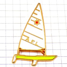 ピンバッジ・太陽のマークのボート白ヨット帆船