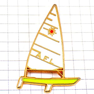 ピンバッジ・太陽のマークのボート白ヨット帆船