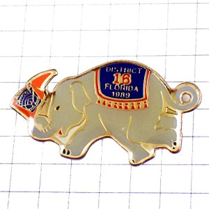 ピンバッジ・灰色のゾウ象エレファント背中に絨毯