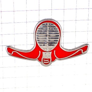 ピンバッジ・赤い剣道の面シルバー銀色