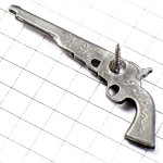 ピンバッジ・銀色の拳銃ピストル短銃ピューター製シルバー