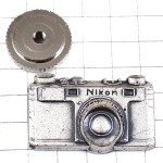 ピンバッジ・ニコンMカメラ写真一眼レフ撮影シルバー銀色 NIKON NIKON-M JAPAN ピンバッジ・ニコンMカメラ写真一眼レフ撮影シルバー銀色 NIKON NIKON-M JAPAN