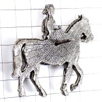 ピンバッジ・乗馬する婦人シルバー銀色