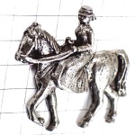 ピンバッジ・乗馬する婦人シルバー銀色