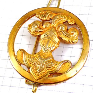 ブローチ・フランス軍ミリタリー中世の騎士の甲冑ゴールド金色 CAVALERIE FRANCE