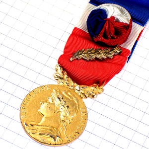 ブローチ・マリアンヌ自由の女神コイン月桂樹トリコロール国旗色リボン青白赤 REPUBLIQUE-FRANCAISE MARIANE LAURIERS MINISTERE-DU-TRAVAIL COCARDE FRANCE