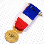 ブローチ・マリアンヌ自由の女神コイン月桂樹トリコロール国旗色リボン青白赤 REPUBLIQUE-FRANCAISE MARIANE LAURIERS MINISTERE-DU-TRAVAIL COCARDE FRANCE