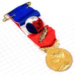 ブローチ・マリアンヌ自由の女神コイン月桂樹トリコロール国旗色リボン青白赤 REPUBLIQUE-FRANCAISE MARIANE LAURIERS MINISTERE-DU-TRAVAIL COCARDE FRANCE