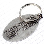 キーホルダー・ルノー車アシスタンス銀色シルバー建物