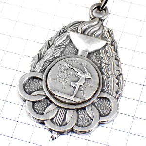 キーホルダー・体操選手ダンサー銀色のカップ五輪オリンピック