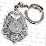 キーホルダー・体操選手ダンサー銀色のカップ五輪オリンピック