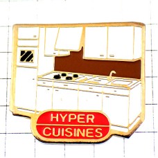 ピンバッジ・白いシステムキッチン台所 KITCHEN HYPER-CUISINES FRANCE ピンバッジ・白いシステムキッチン台所 KITCHEN HYPER-CUISINES FRANCE