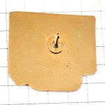 ピンバッジ・白いシステムキッチン台所