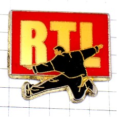 ピンバッジ・ダンス少年ジャンプ踊りＲＴＬラジオ局