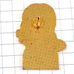 ピンバッジ・赤い髪の女の子お菓子