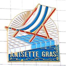 ピンバッジ・プールサイドのデッキチェア椅子アニゼットお酒 ANISETTE-GRAS