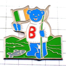 ピンバッジ・アイルランド国旗サカナ魚と青い熊Ｂ観光ガイド BUTAGAZ FISHING IRELAND FLAG