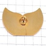 ピンバッジ・赤い翼みどり色の鳥 BURUNDI AFRICA