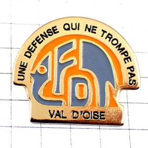 ピンバッジ・灰色のアルファベット