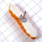 ピンバッジ・フランスパン型バゲット陶磁器製 BAGUETTE FRANCE
