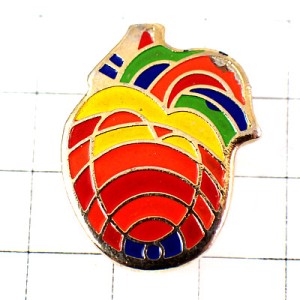 ピンバッジ・虹と赤い心臓ハート型